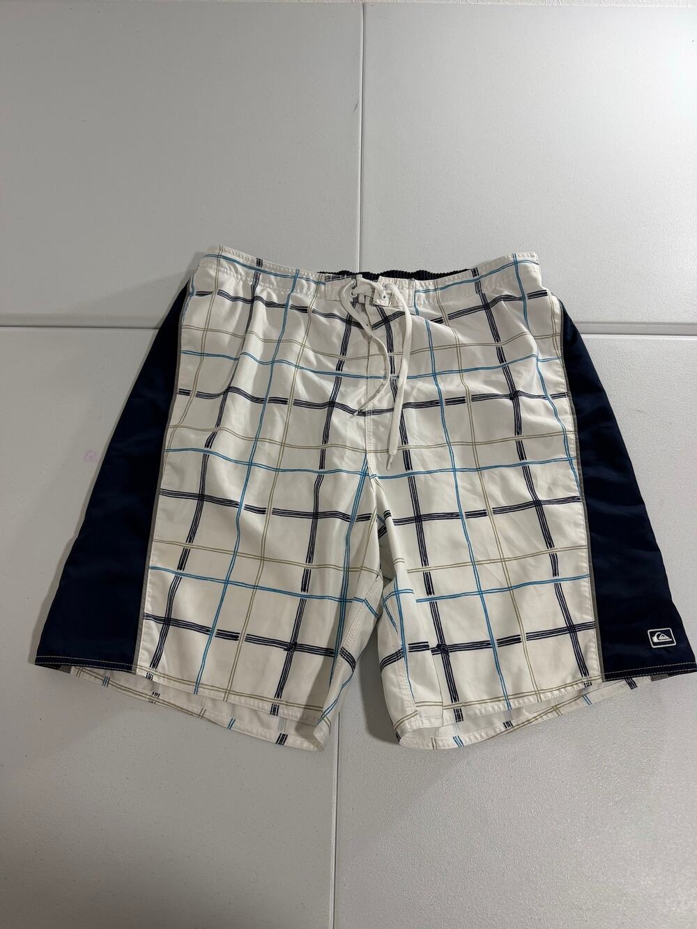 Quiksilver Mens Swim Trunks Size XXL White Plaid Navy Board Shorts Mesh Lined
